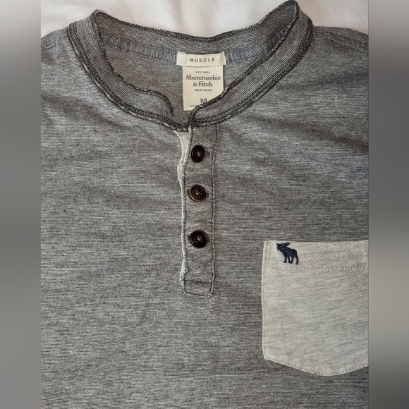 Abercrombie and Fitch Men's Muscle Pocket Tee Size Medium - Picture 4 of 6